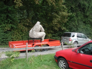 Herr Schell transportiert die Skulptur zum Abteigarten